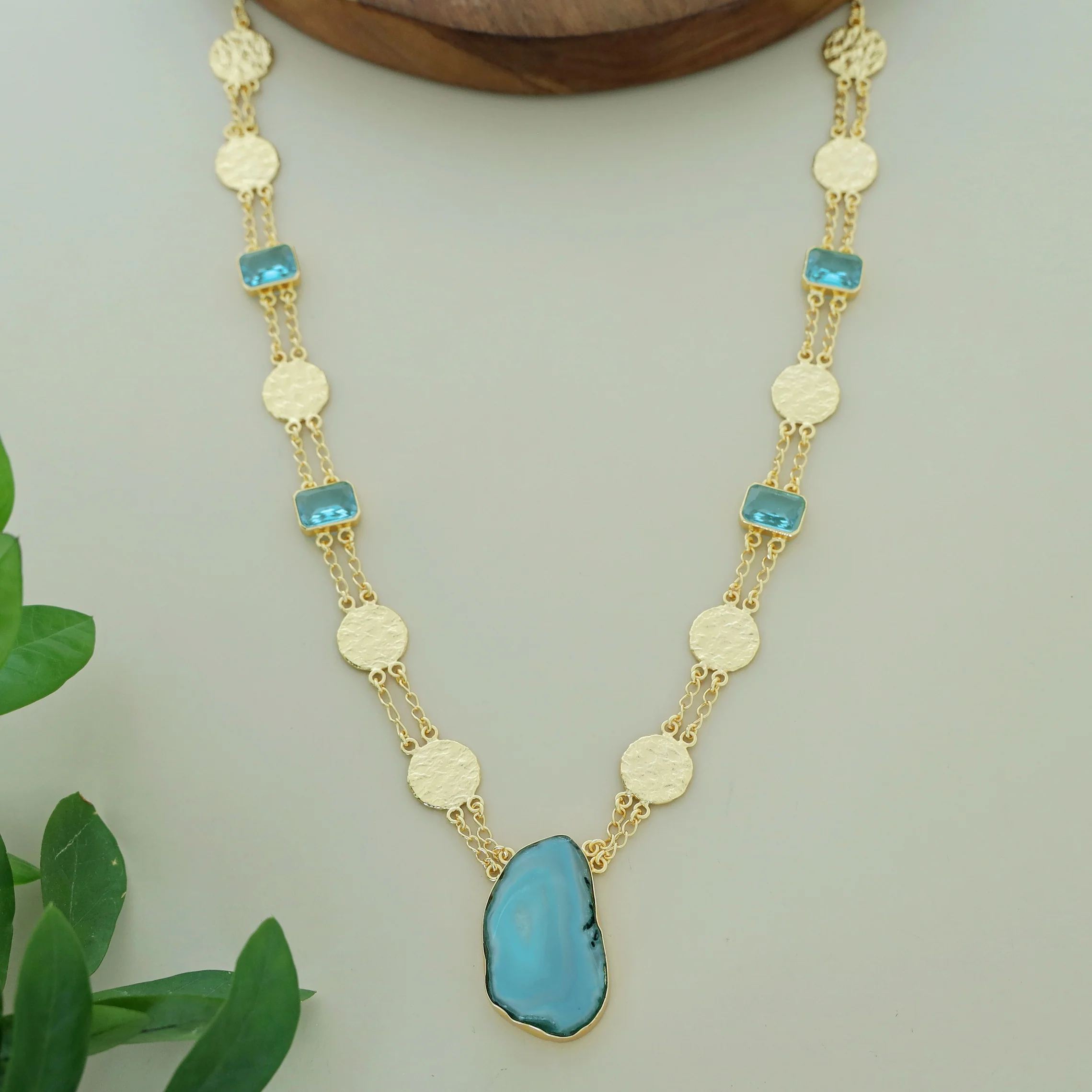 Vama Golden Hammered Circle Glossy + Agate Neckpiece - Image 3