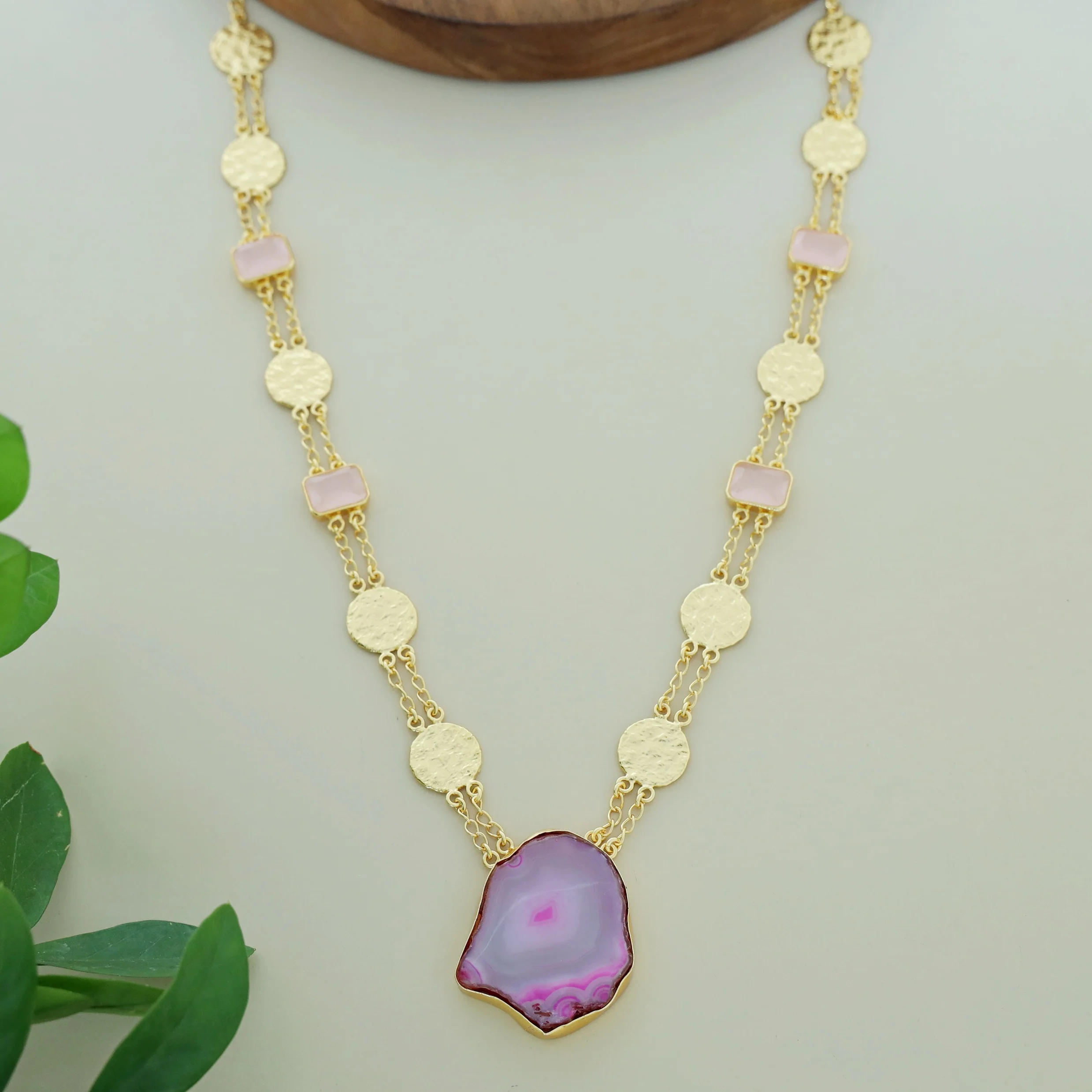 Vama Golden Hammered Circle Glossy + Agate Neckpiece - Image 5