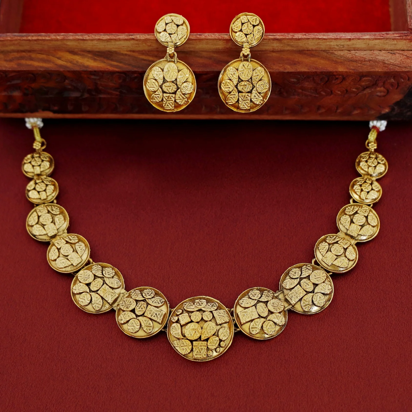 Varnika Short Neckpiece With Earring - Image 2