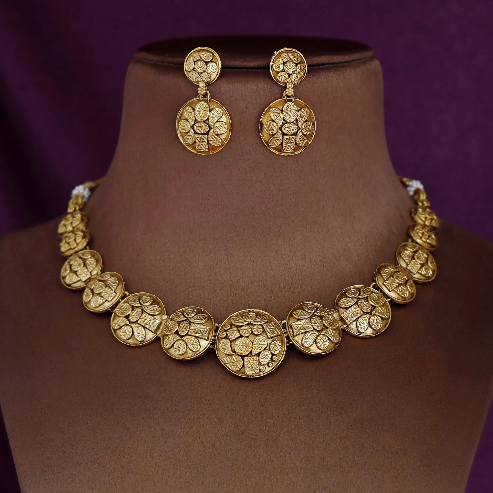 Varnika Short Neckpiece With Earring - Image 3