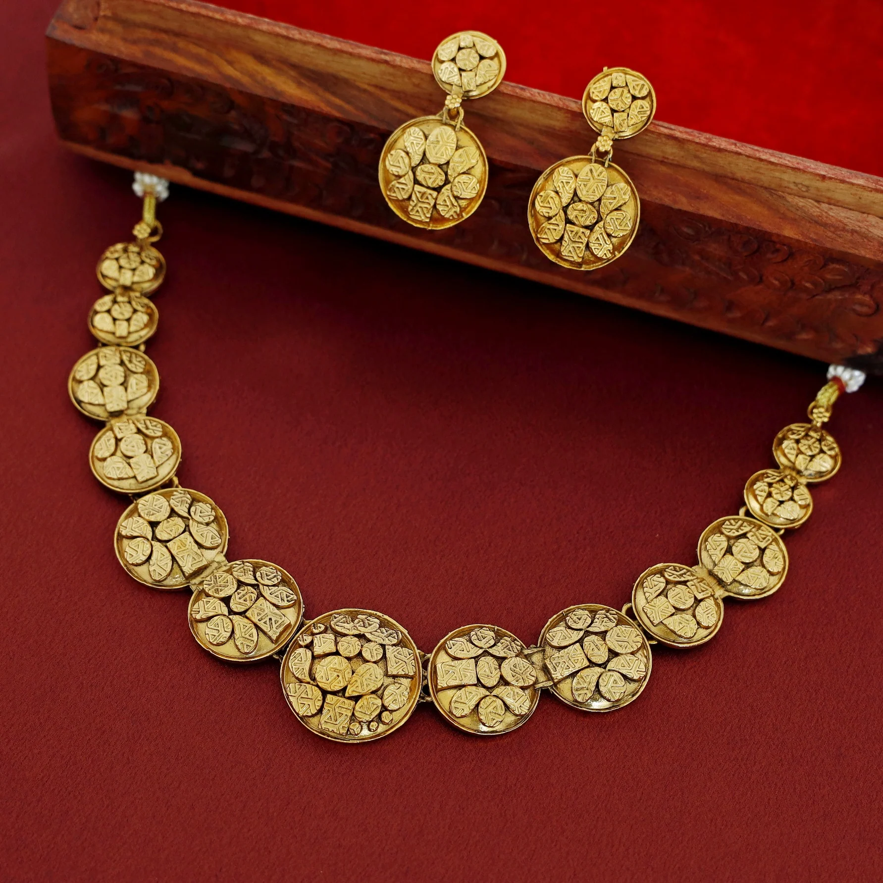 Varnika Short Neckpiece With Earring - Image 4