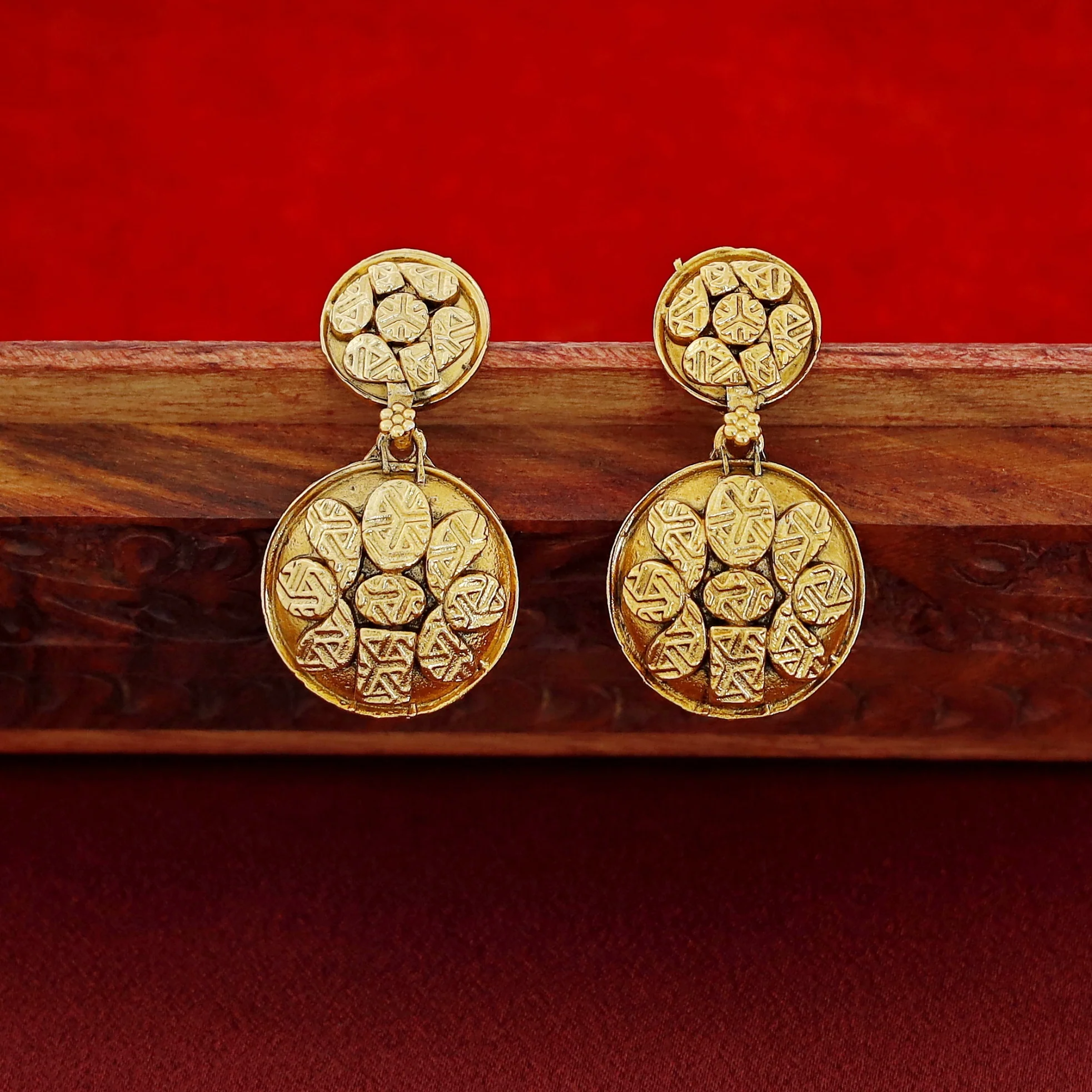 Varnika Short Neckpiece With Earring - Image 5