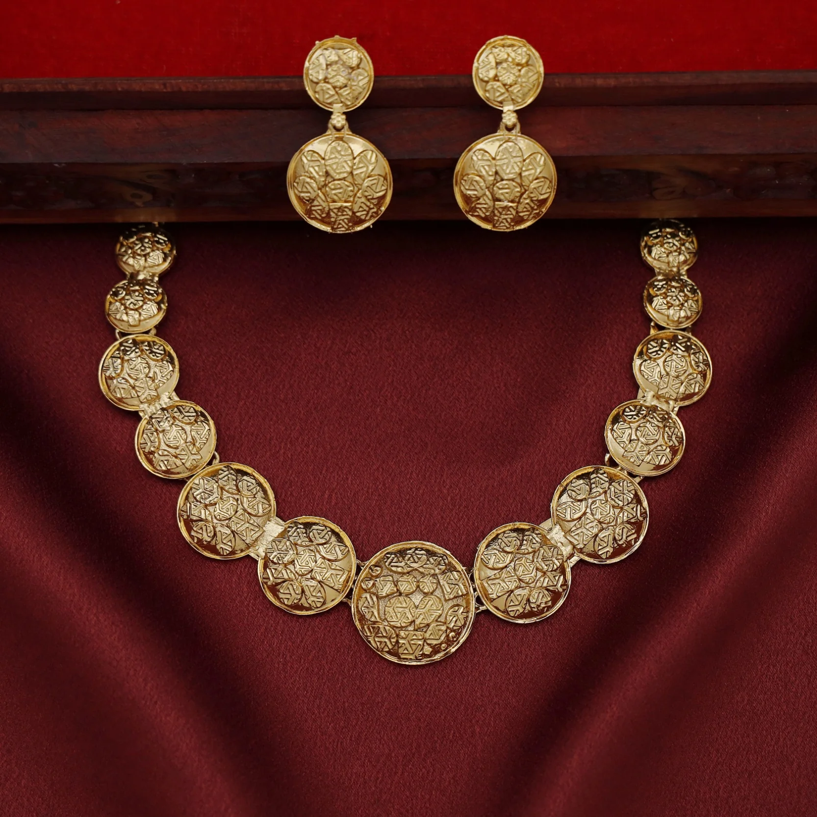Varnika Short Neckpiece With Earring - Image 6