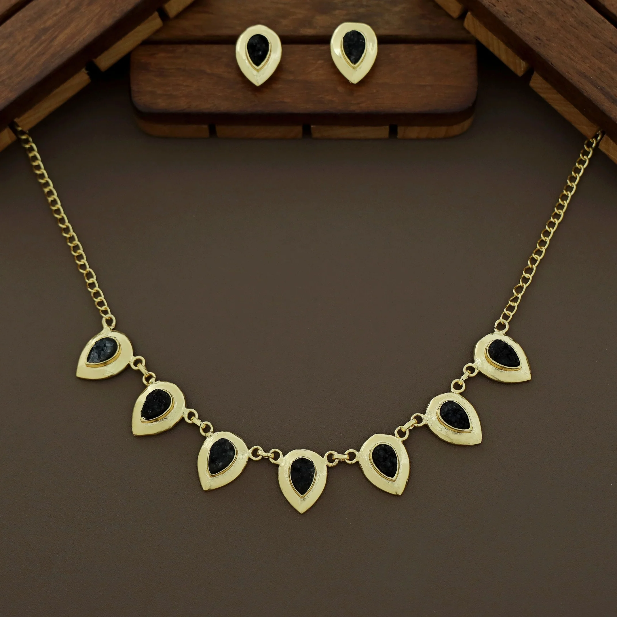 Viaara Golden Druzy Stone Neckpiece With Stud - Image 4