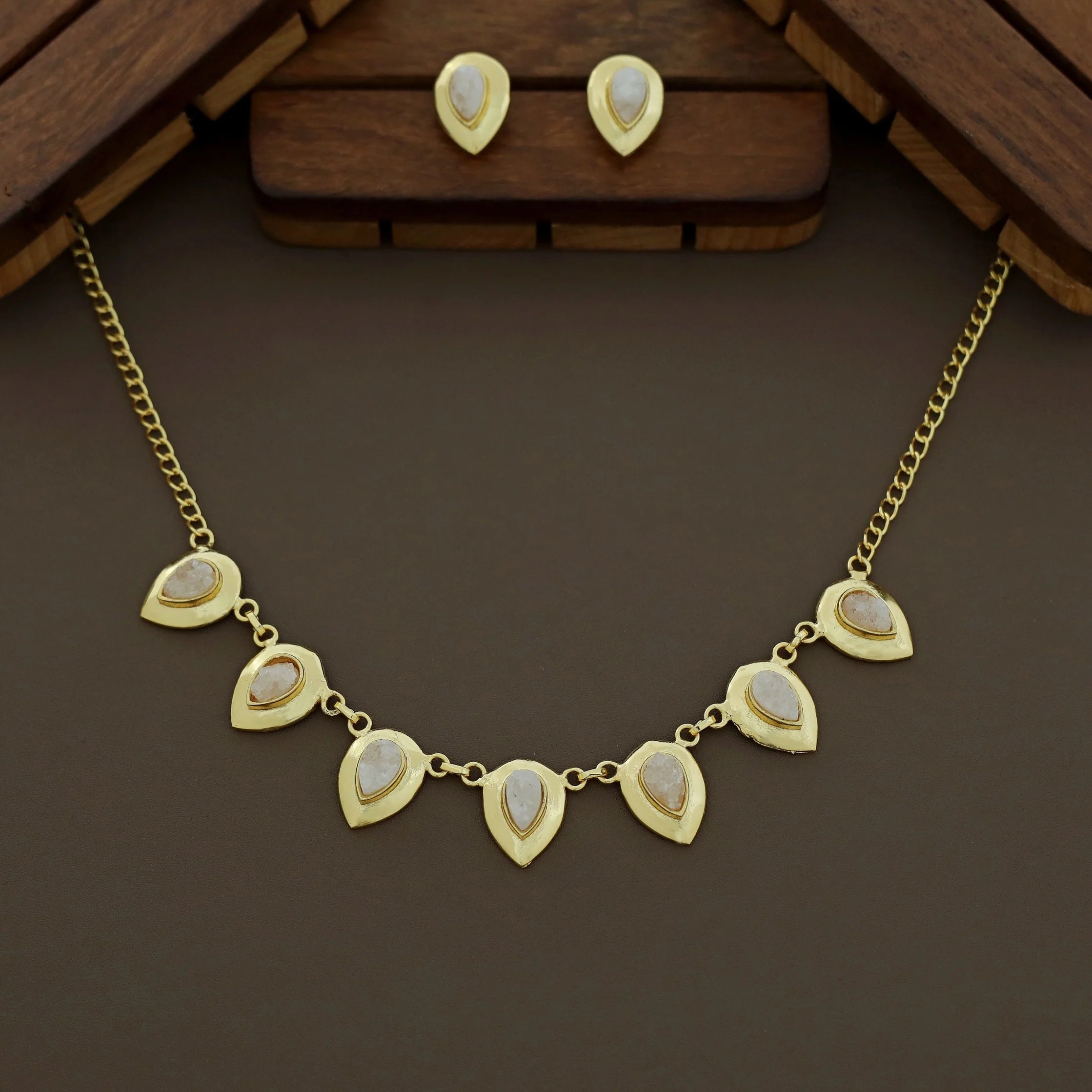 Viaara Golden Druzy Stone Neckpiece With Stud - Image 5