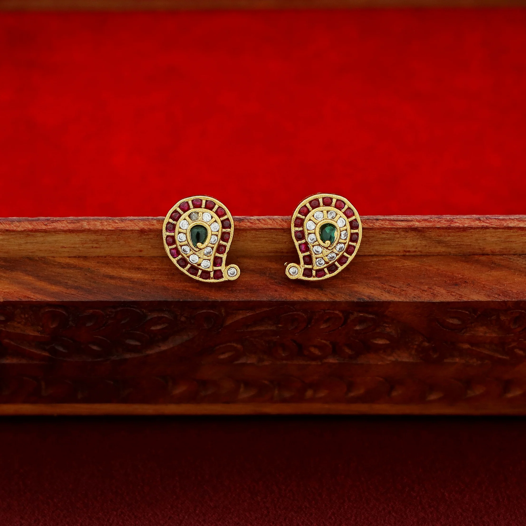 Vidhatri Devi Kashi Neckpiece With Stud - Image 4