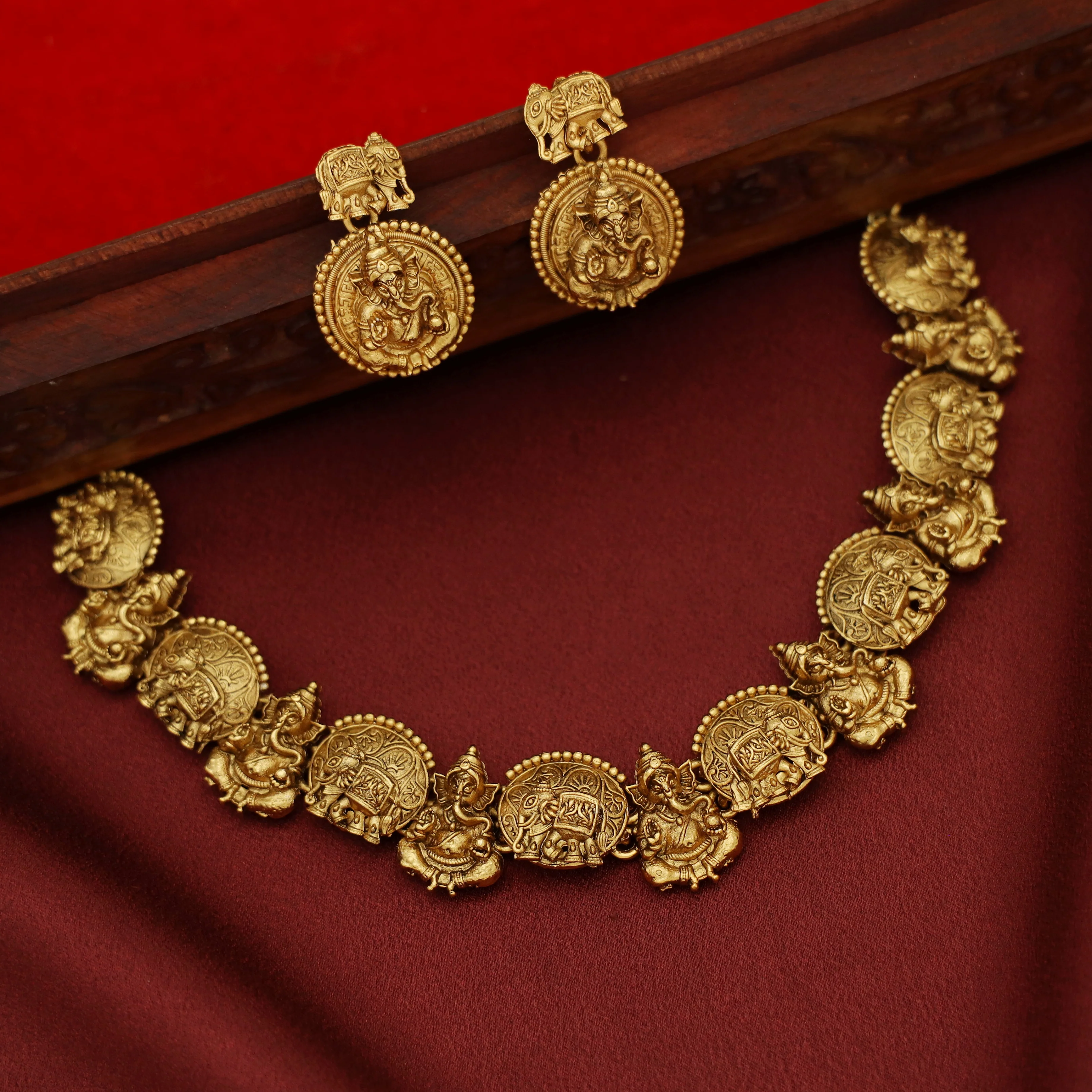 Vigneshwara Airavat Short Neckpiece With Earring - Image 3