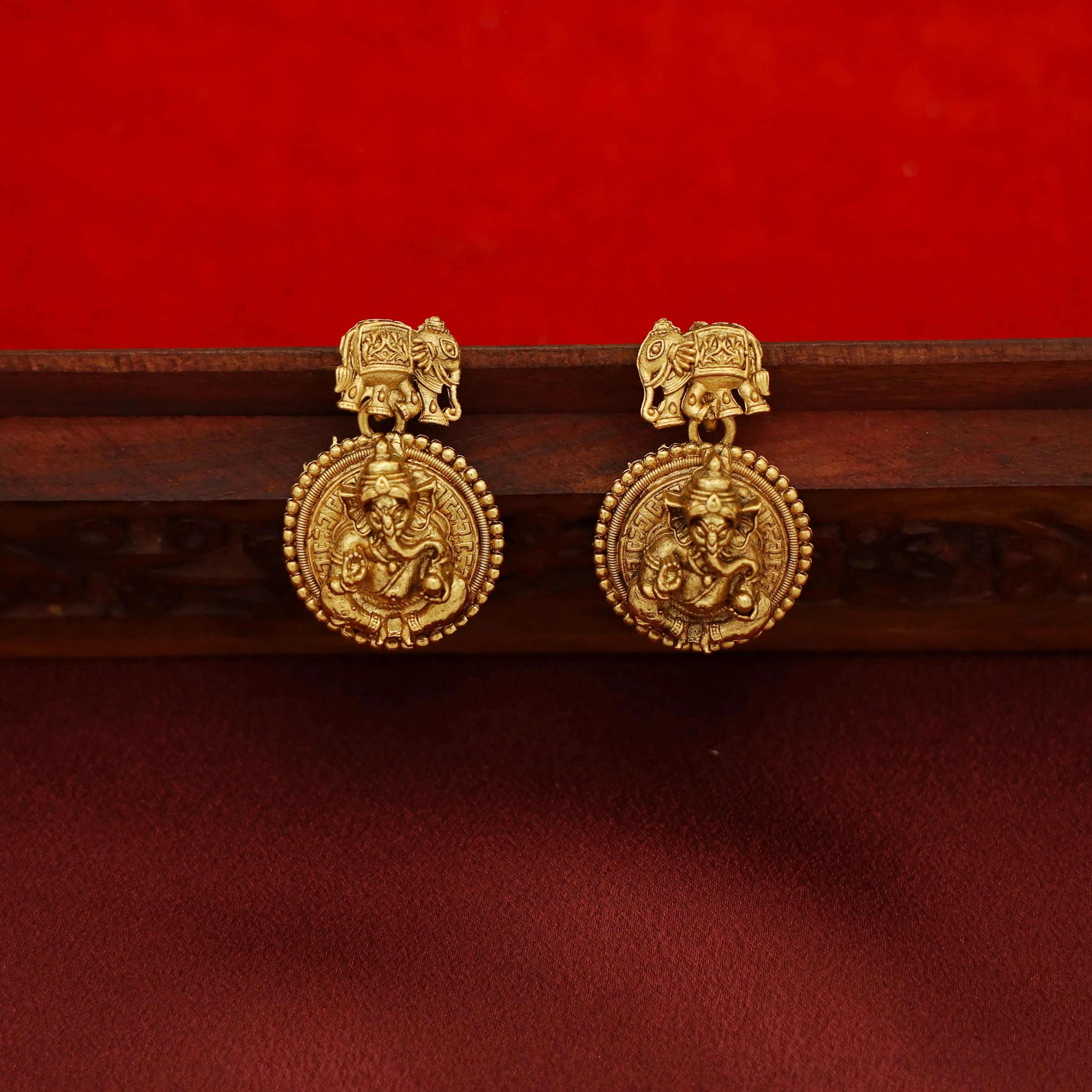 Vigneshwara Airavat Short Neckpiece With Earring - Image 4