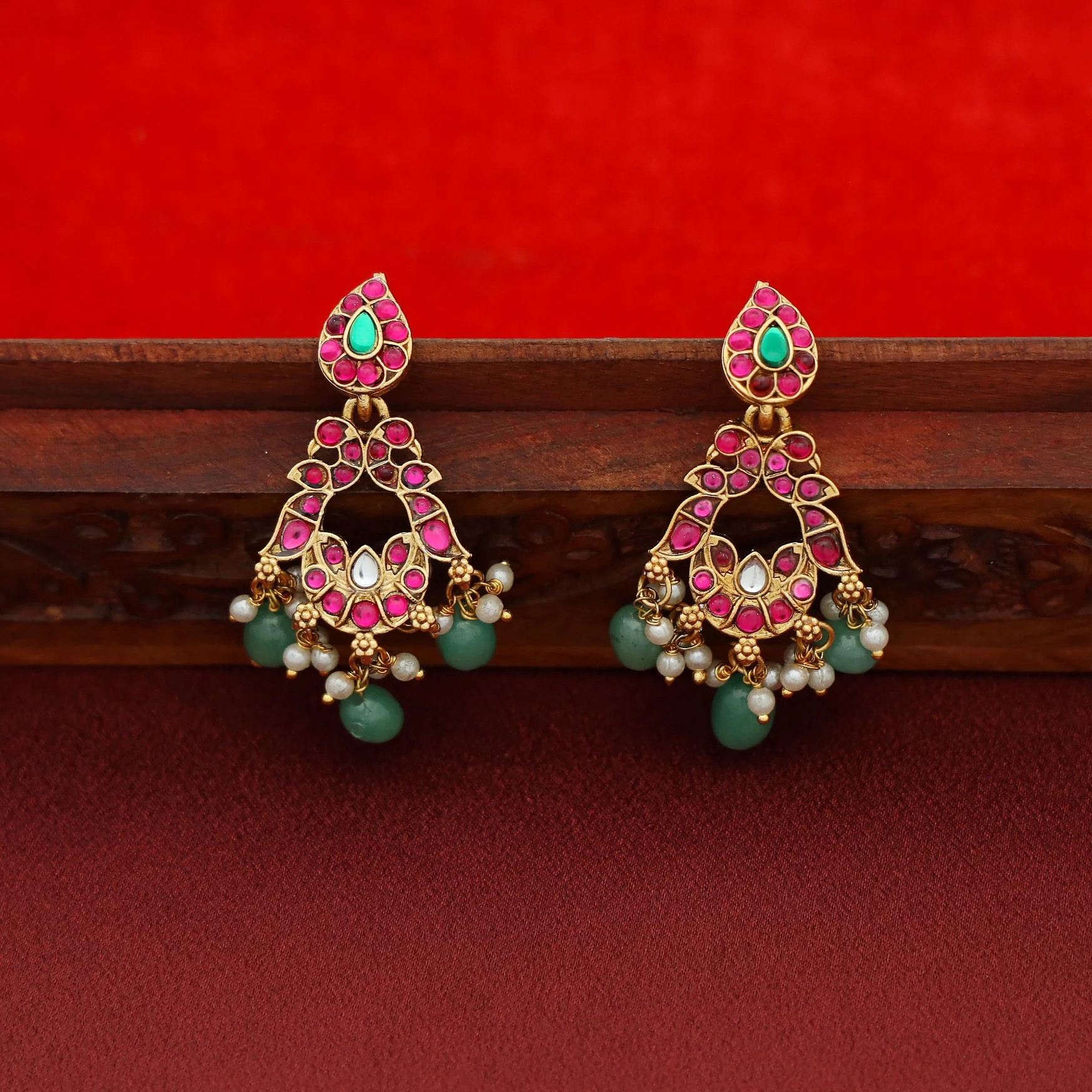 Vihaani Floral Mayura Beaded Kundan Short Neckpiece With Earring - Image 3