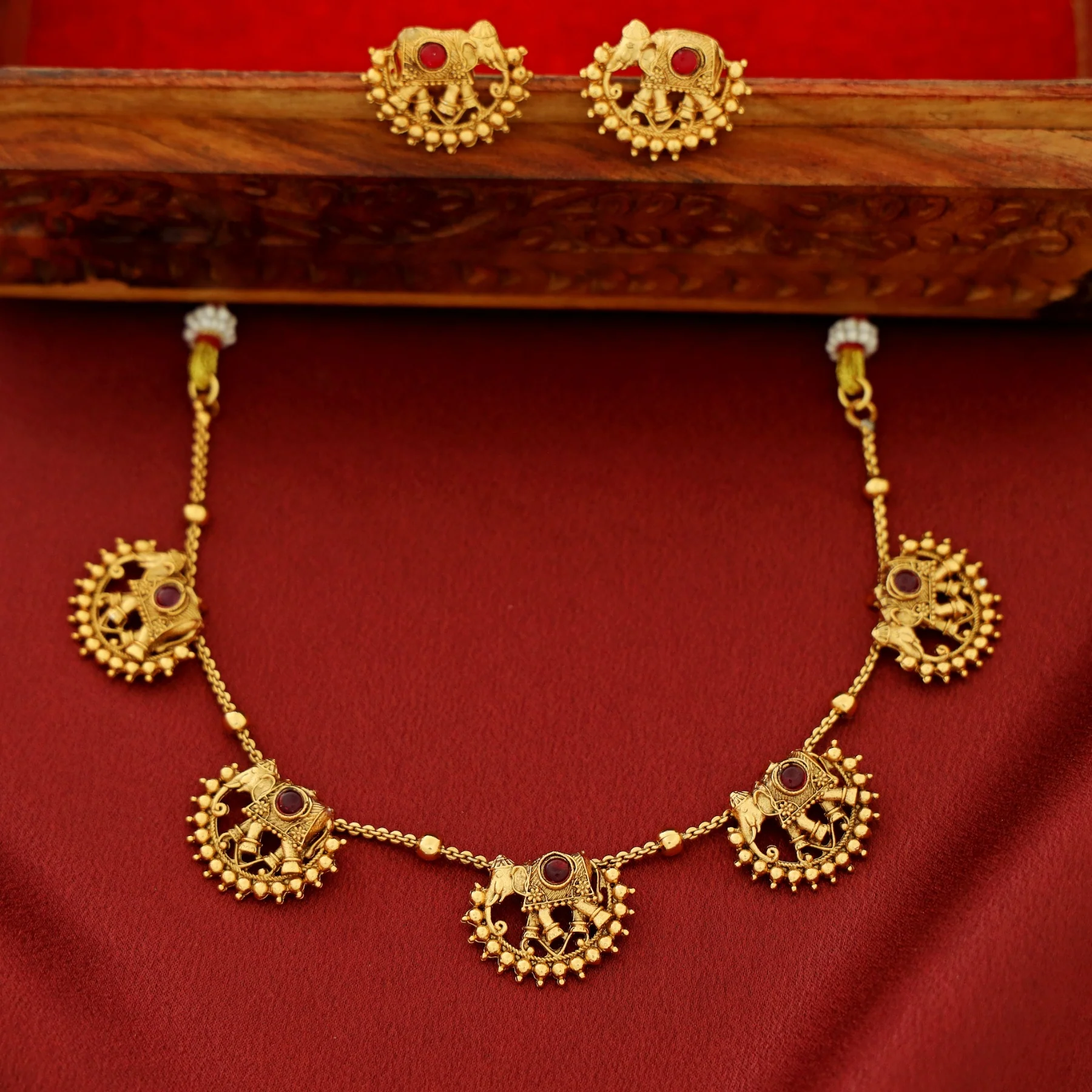 Vihana Gajavanthi Airavath Short Neckpiece With Earring - Image 3