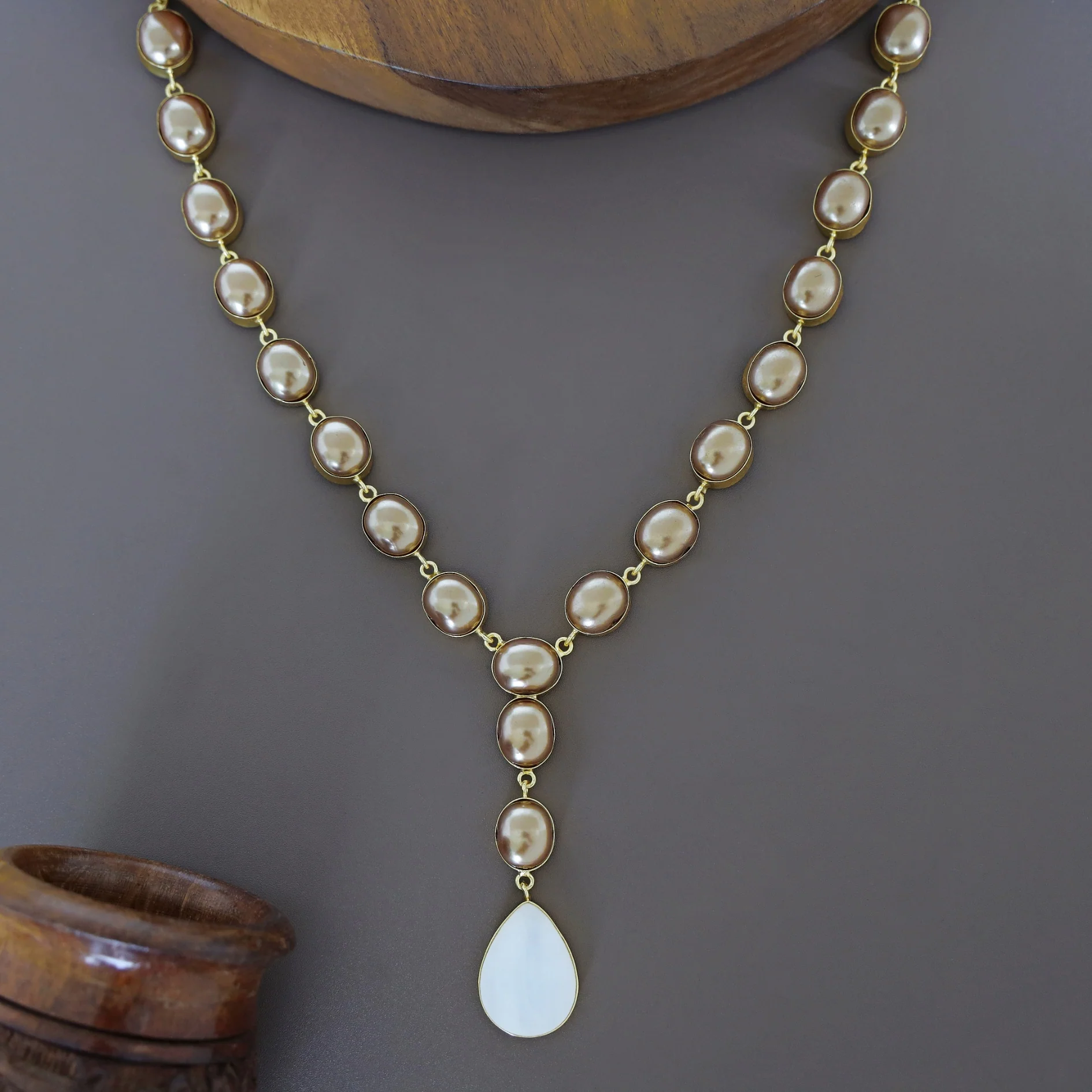 Vincy Oval Pearl MOP Neckpiece - Image 5