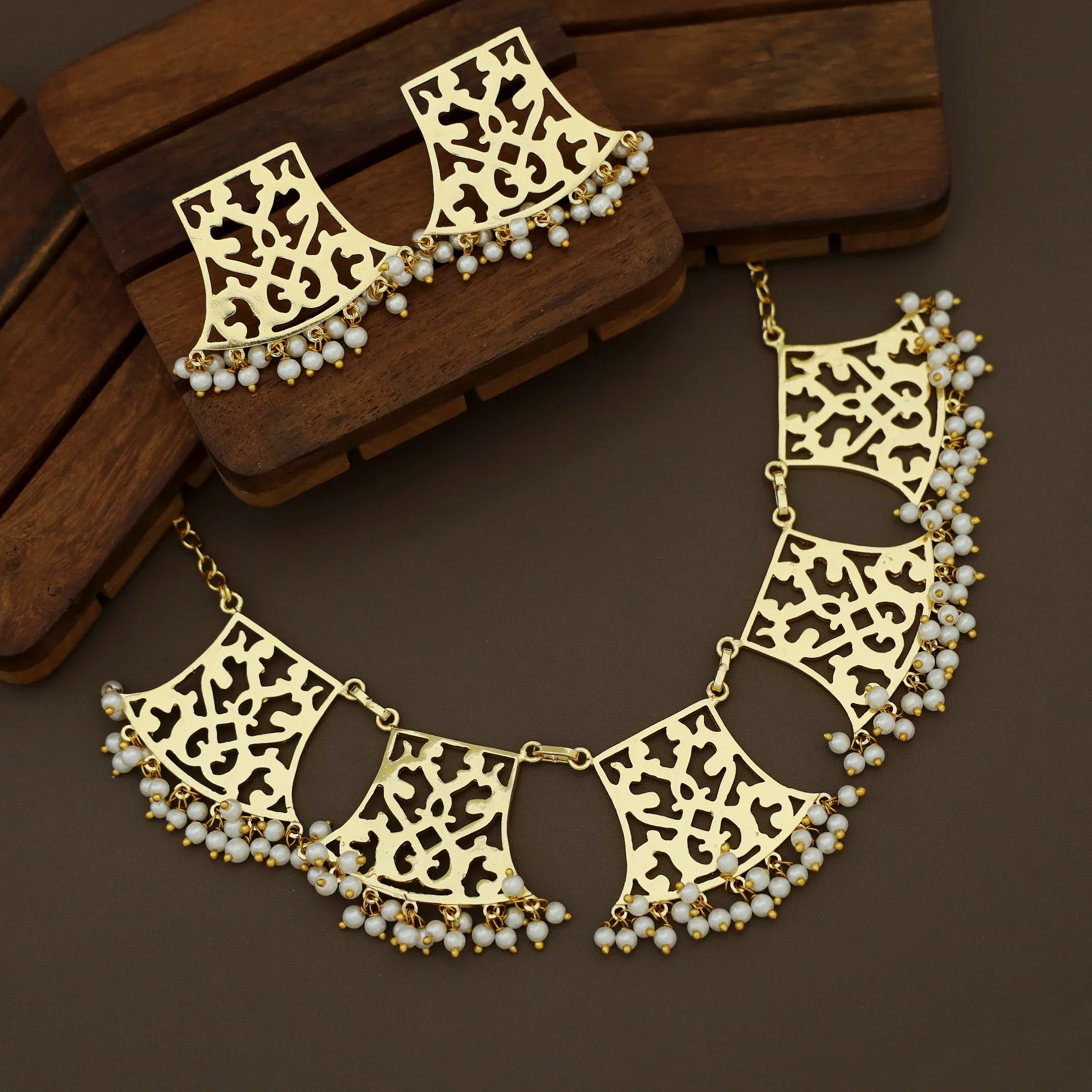 Vivia Golden FilIgree Cluster Pearl Short Neckpiece With Earring - Image 2