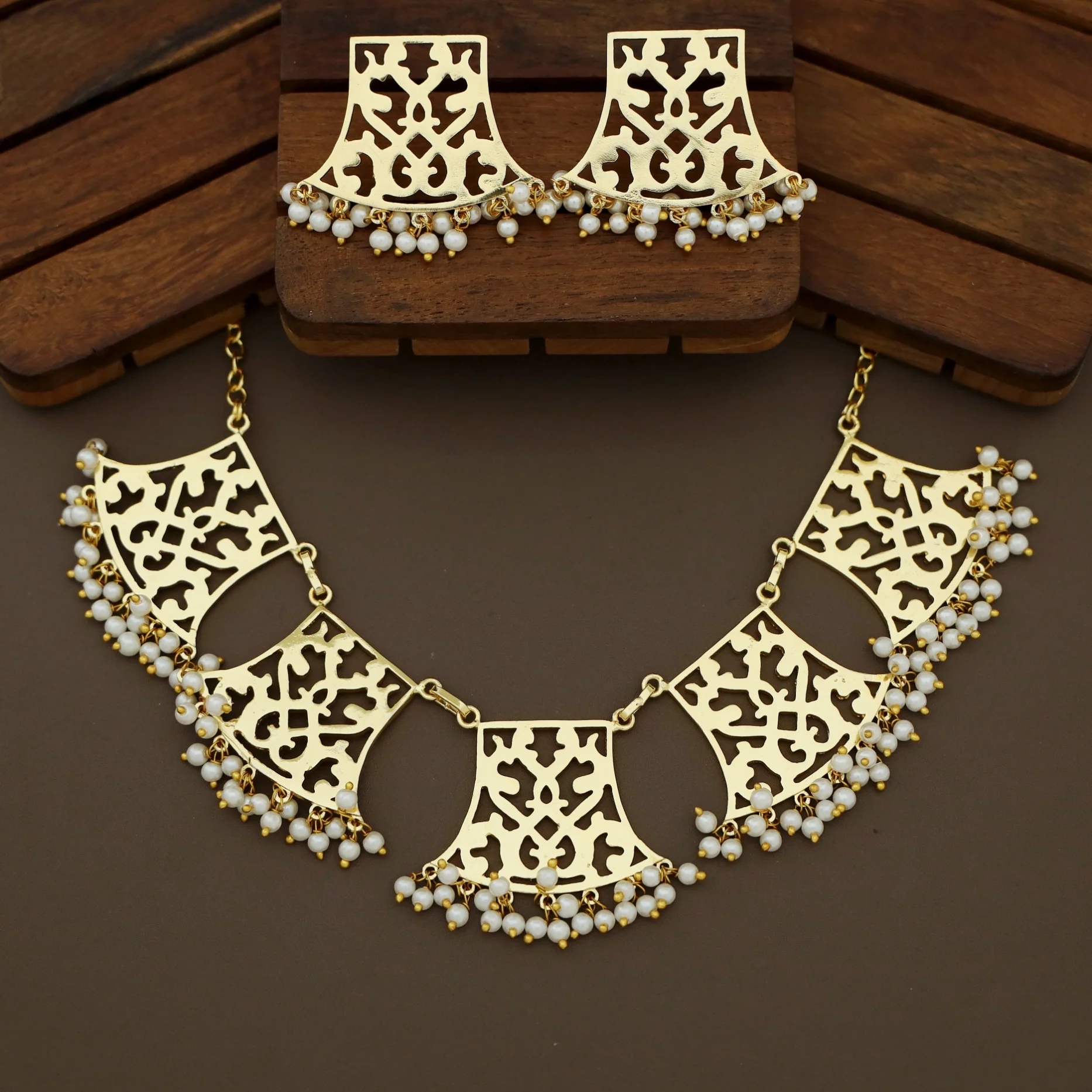 Vivia Golden FilIgree Cluster Pearl Short Neckpiece With Earring - Image 3