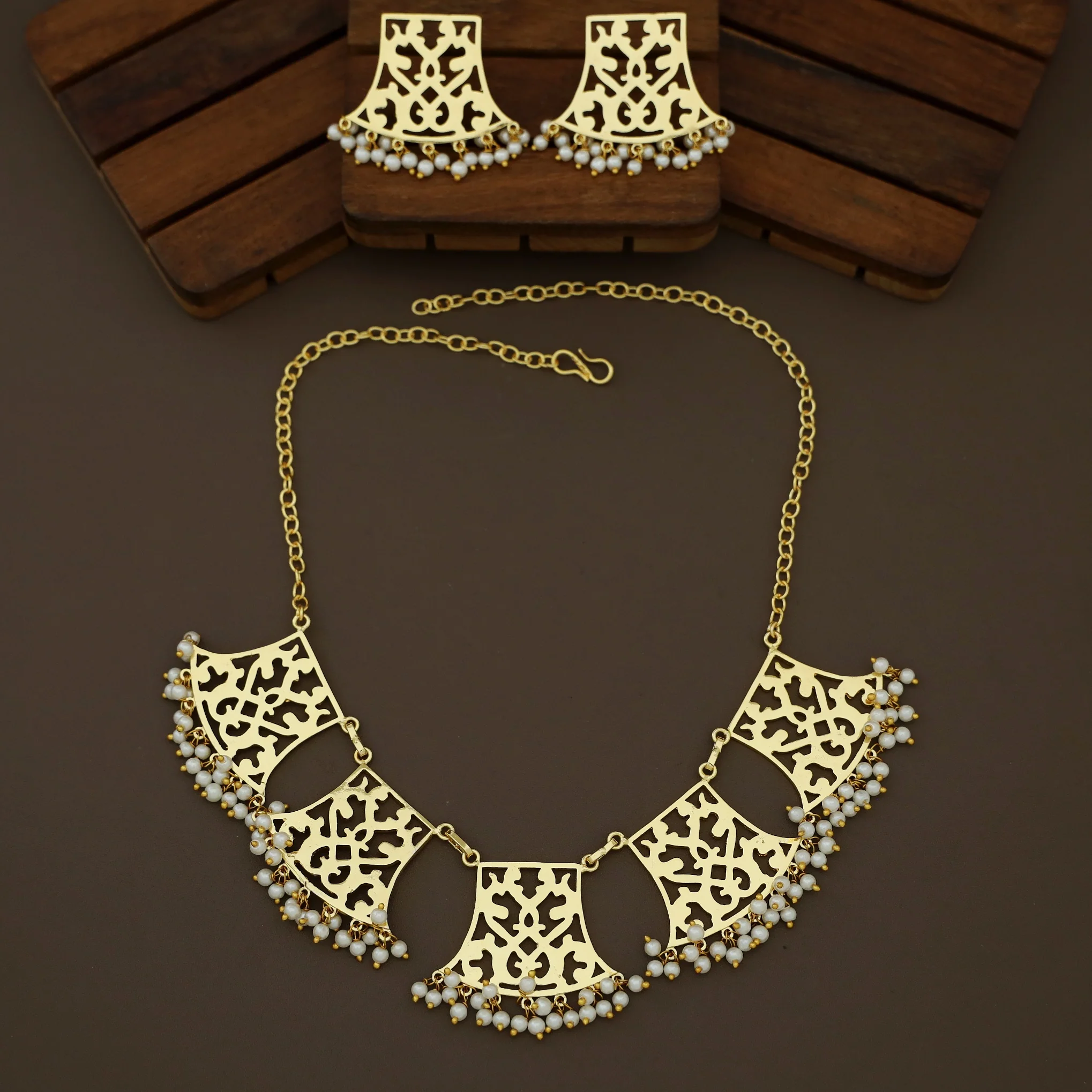 Vivia Golden FilIgree Cluster Pearl Short Neckpiece With Earring - Image 4