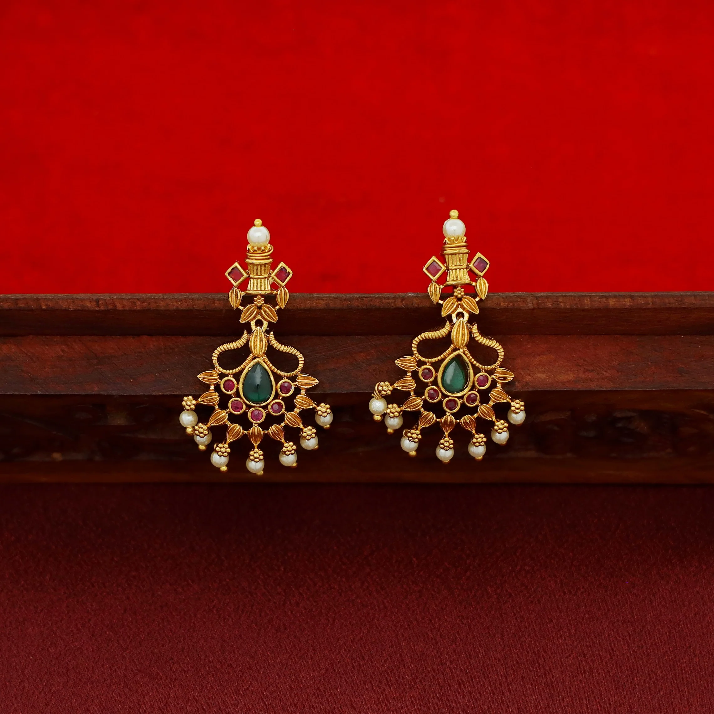 Vriti Golden Cluster Pearl Glossy Stone Long Haram With Earring - Image 4