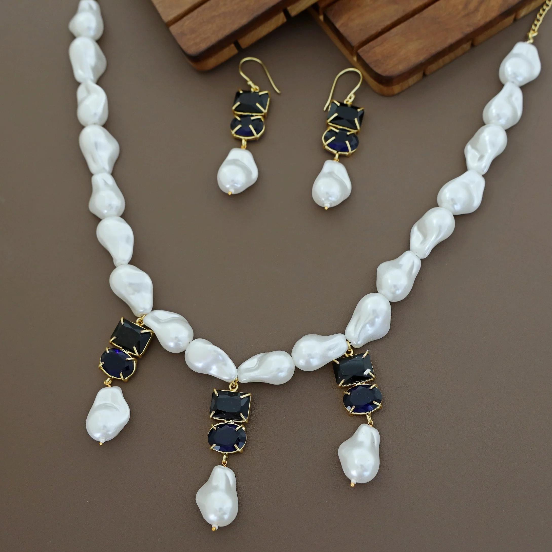 Wesley Golden Baroque Glossy Stone Neckpiece With Earring - Image 2