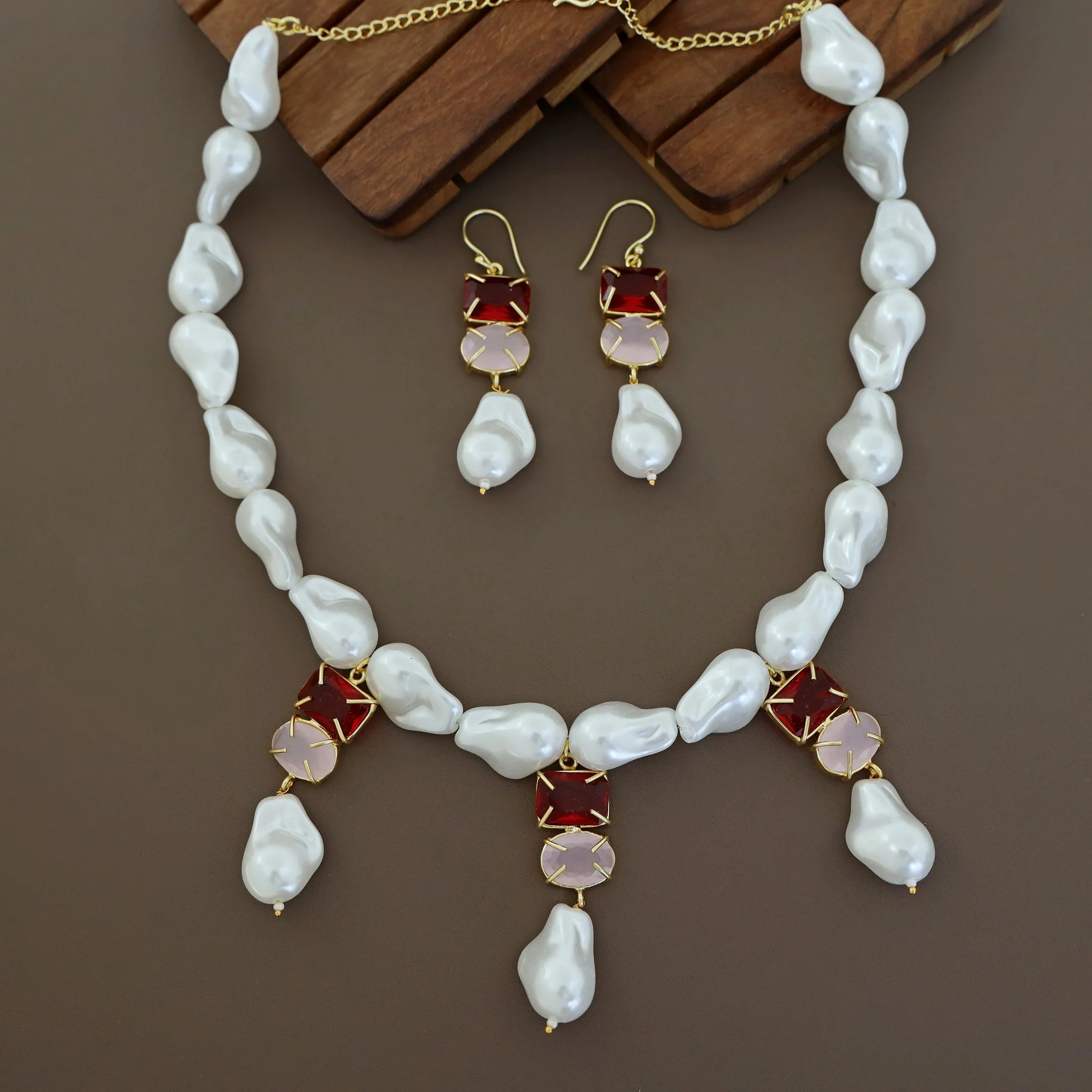 Wesley Golden Baroque Glossy Stone Neckpiece With Earring - Image 3