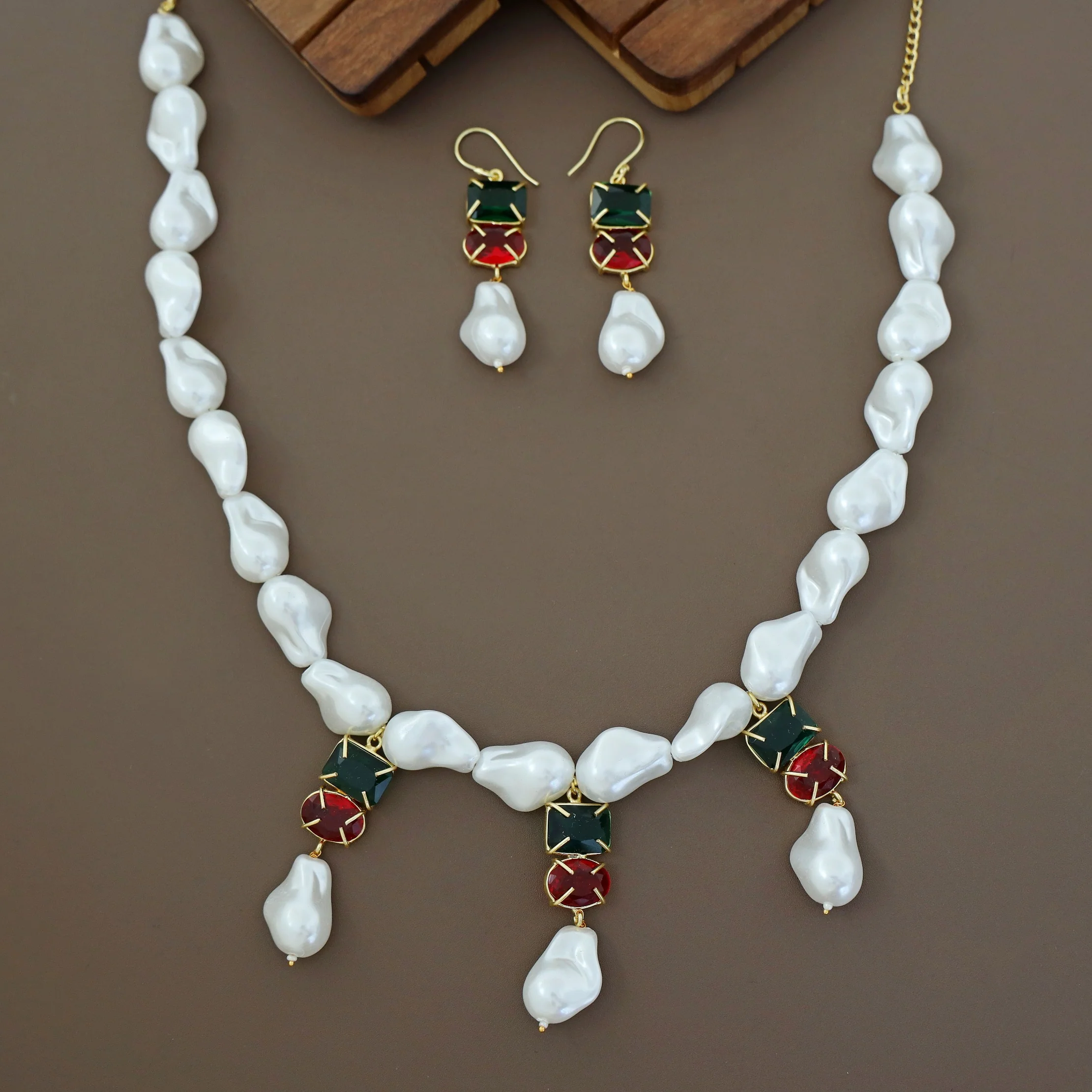 Wesley Golden Baroque Glossy Stone Neckpiece With Earring - Image 5