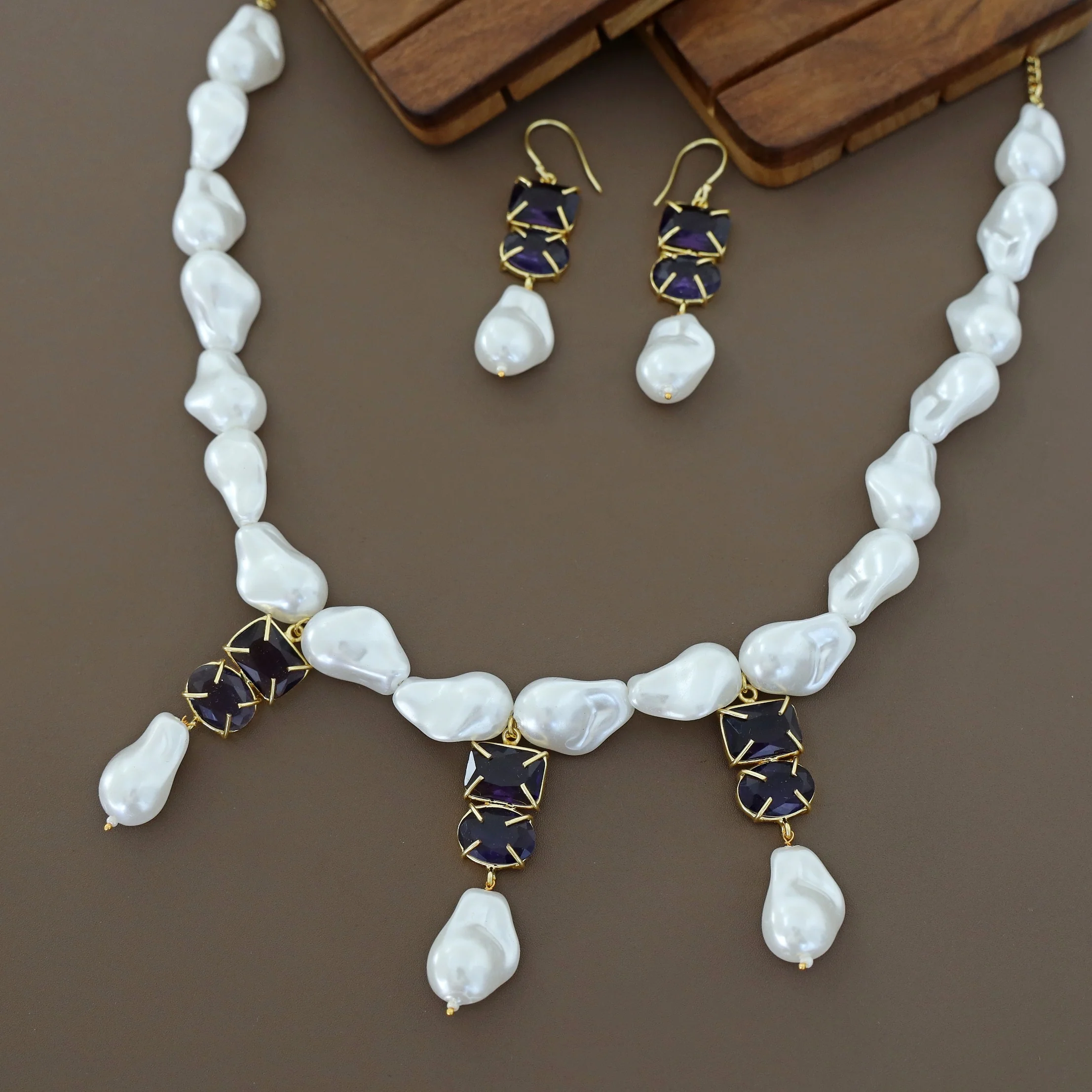 Wesley Golden Baroque Glossy Stone Neckpiece With Earring - Image 6