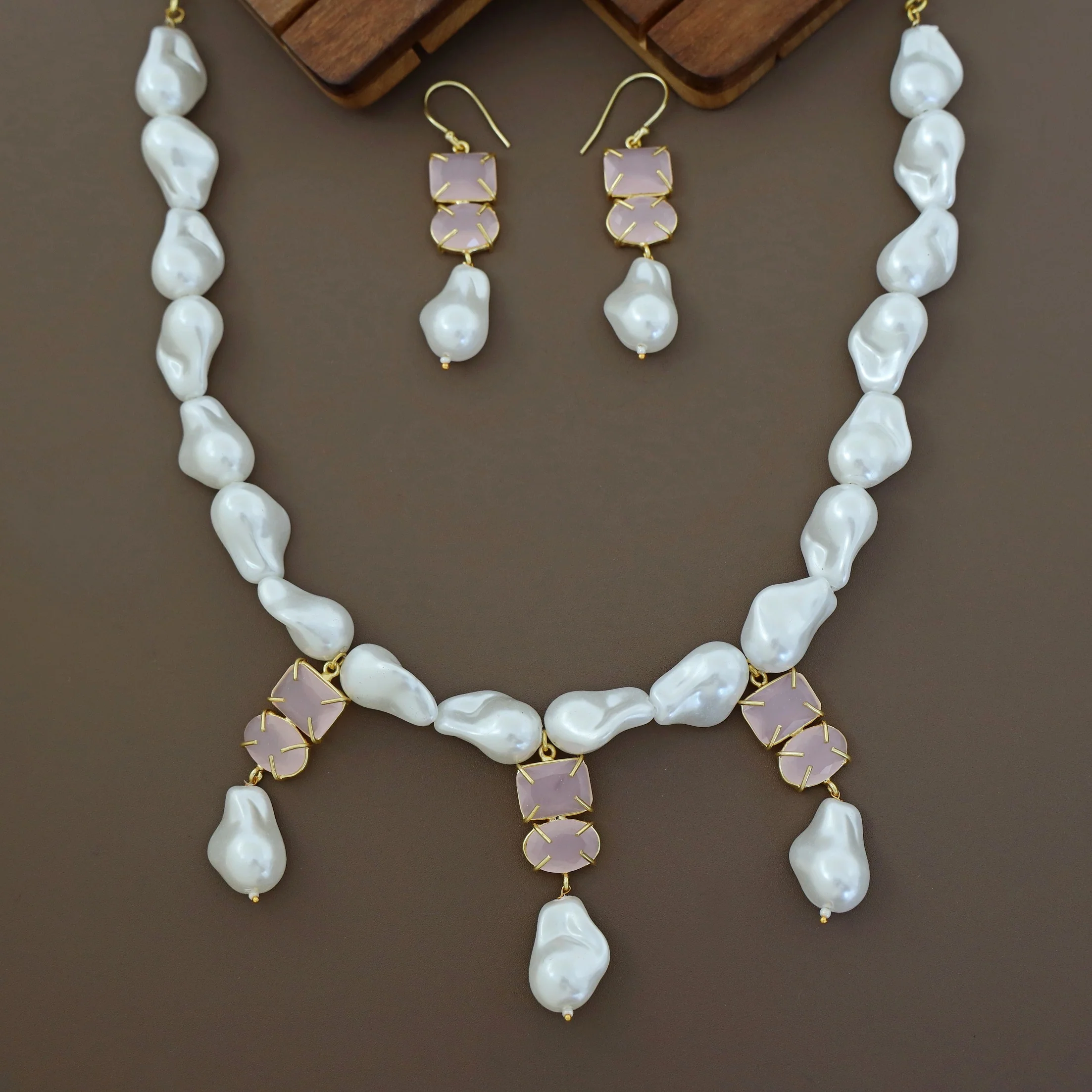 Wesley Golden Baroque Glossy Stone Neckpiece With Earring - Image 7