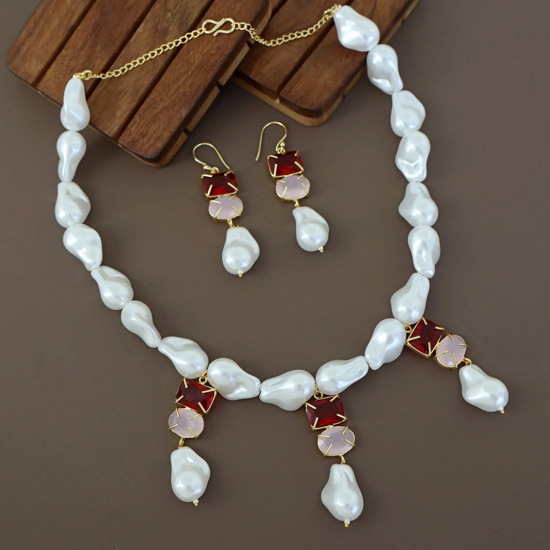 Wesley Golden Baroque Glossy Stone Neckpiece With Earring - Image 9