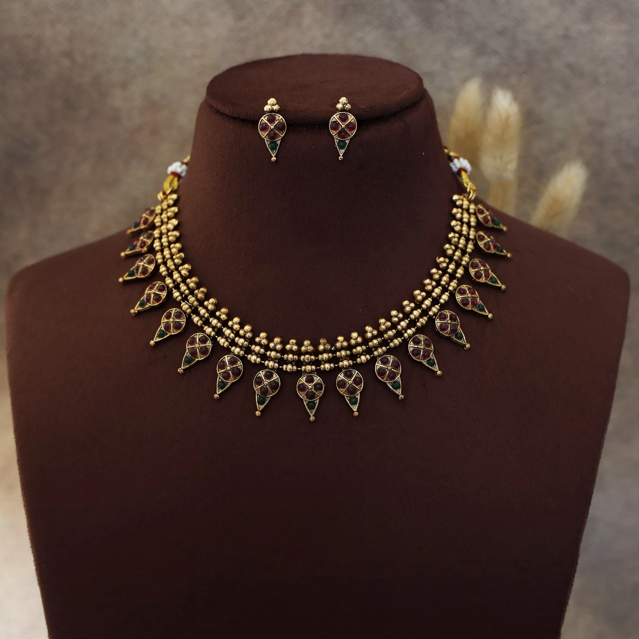 Yashasvini Short Neckpiece With Stud - Image 2