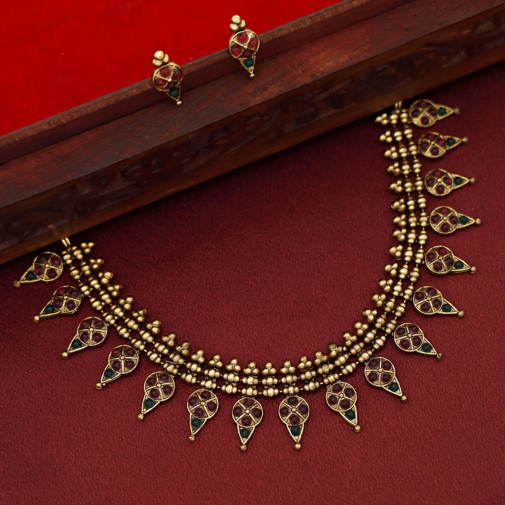 Yashasvini Short Neckpiece With Stud - Image 3