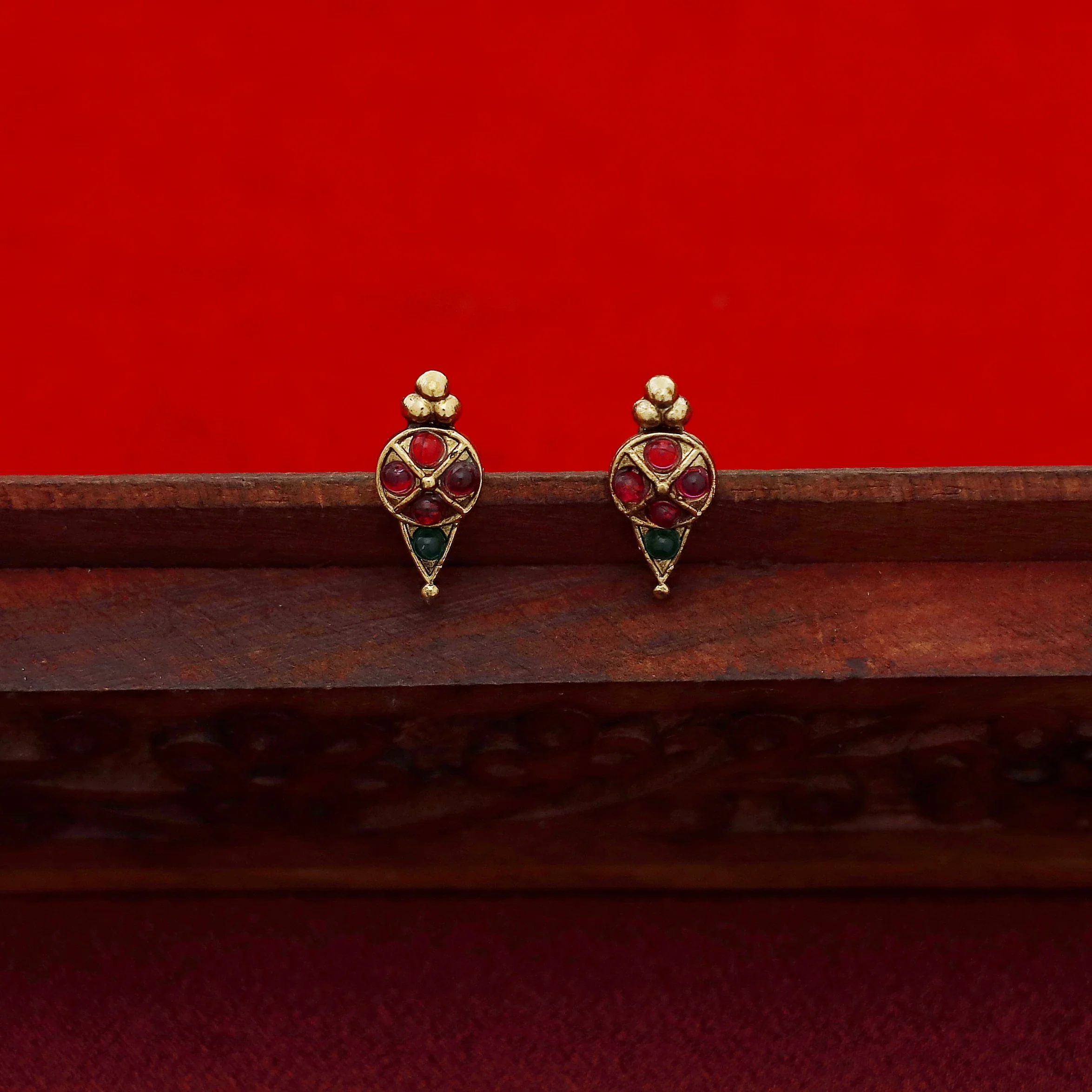 Yashasvini Short Neckpiece With Stud - Image 4