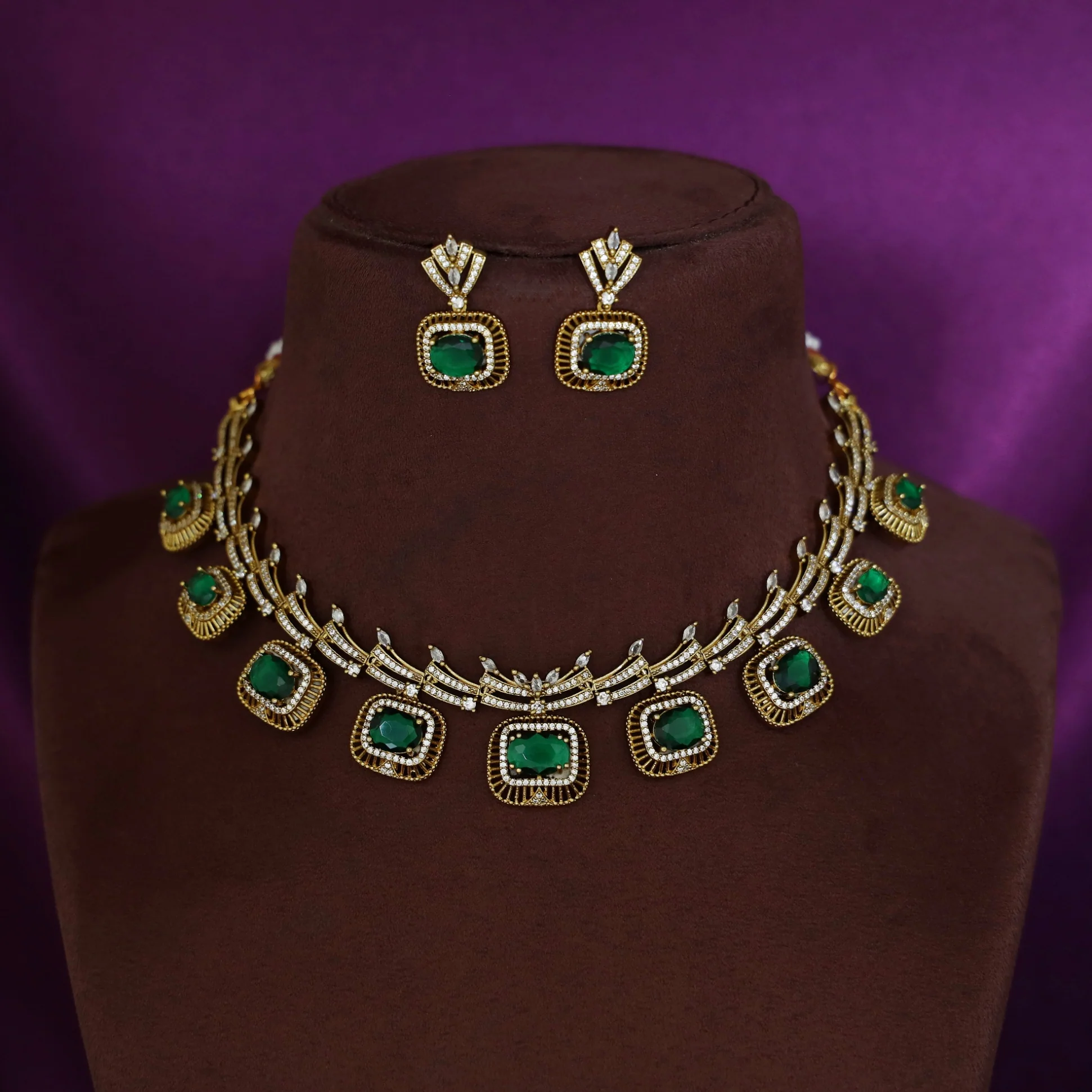 Yavnika Claw Oval Glossy AD Stone Short Neckpiece With Earring - Image 3