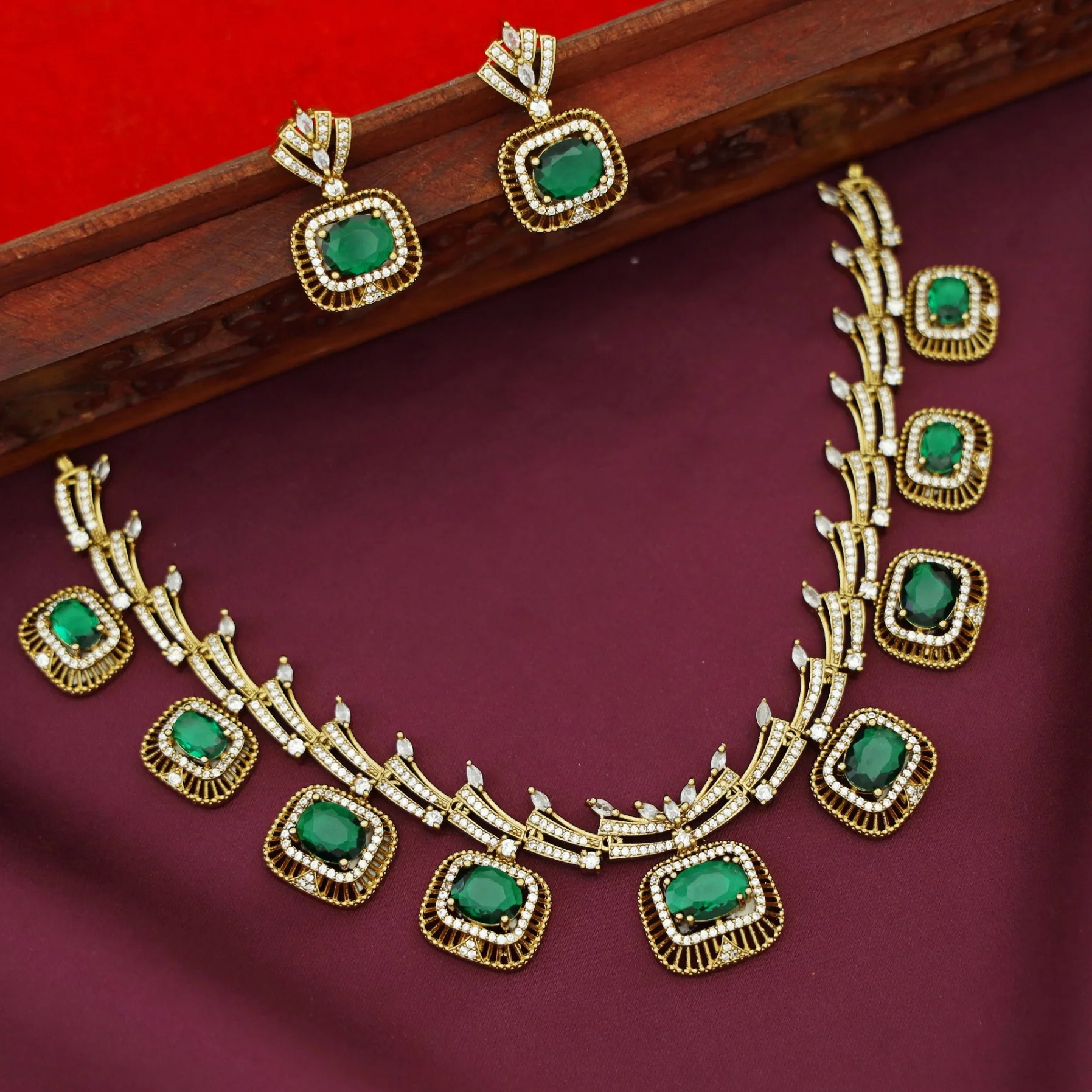 Yavnika Claw Oval Glossy AD Stone Short Neckpiece With Earring - Image 4