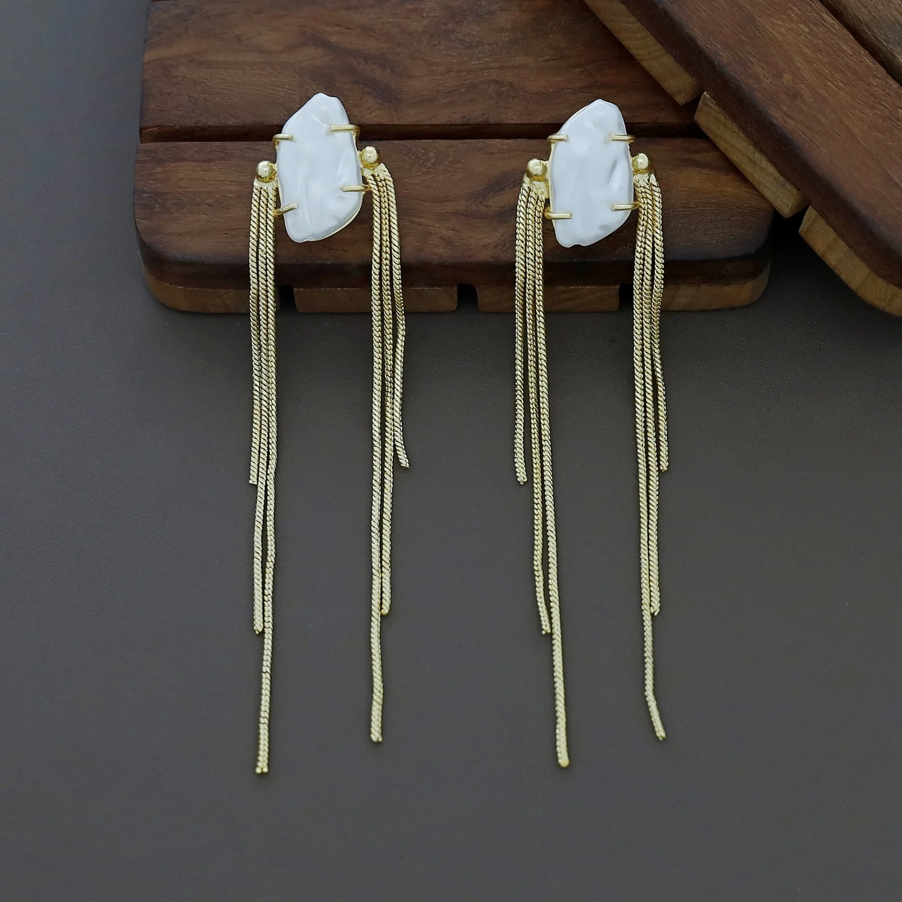 Yinara Baroque Chain Earring - Image 3