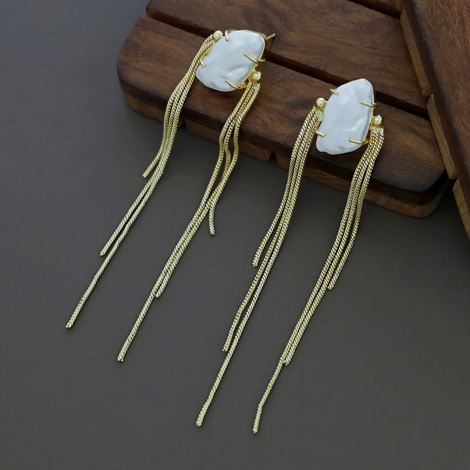 Yinara Baroque Chain Earring - Image 4