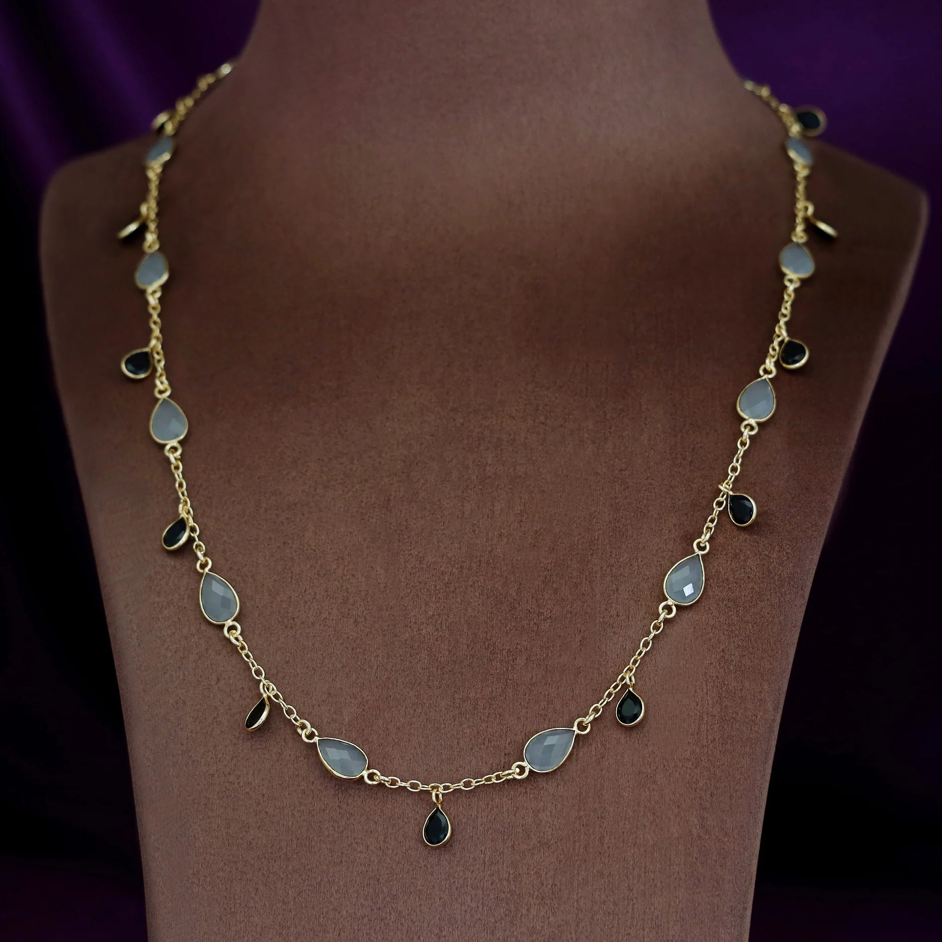 Yusra Multishape Glossy Neckpiece - Image 10
