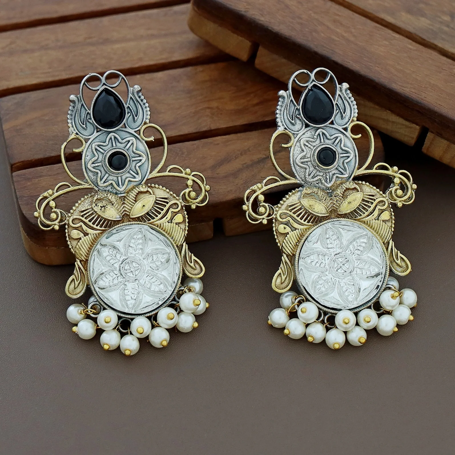Zelda Dual Tone Mayura Pearl Earring - Image 3